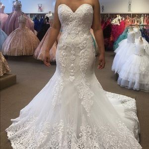 Never worn wedding dress